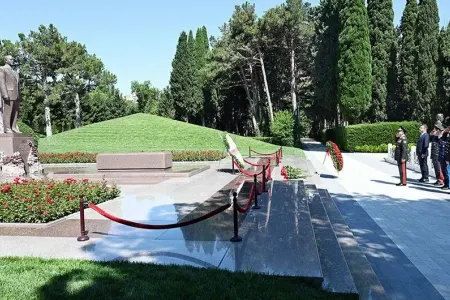 Müdafiə naziri Fəxri Xiyabanda və Zəfər parkında oldu