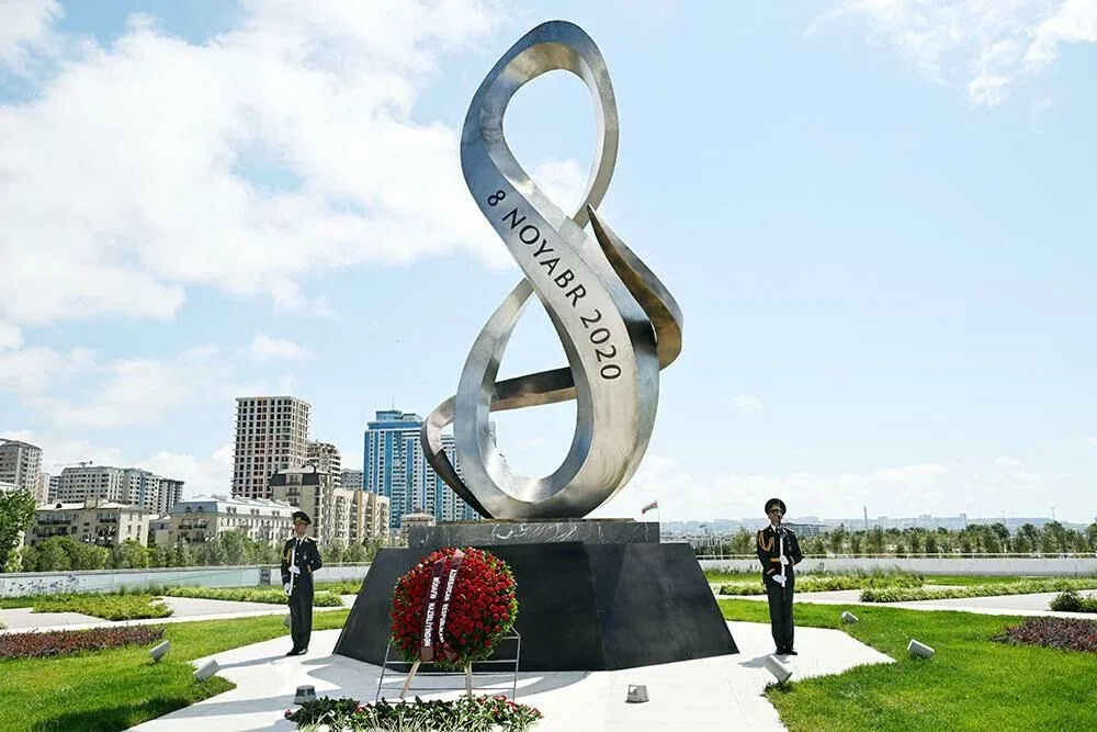 Müdafiə naziri Fəxri Xiyabanda və Zəfər parkında oldu