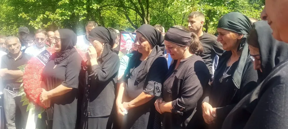 Faciəvi şəkildə ölən gizir dəfn edildi - FOTO