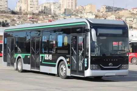 Avtobusda gərgin anlar: - kişi qızı qolundan tutub ÇÖLƏ ATDI