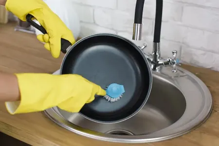 Tava bir neçə saniyə ərzində yağ ləkələrindən təmizlənəcək: - Çox sadə üsul...