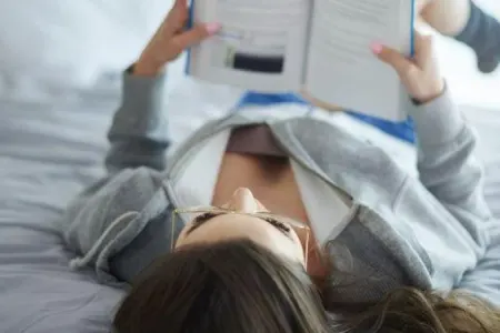 Uzanaraq kitab oxuyanların diqqətinə!