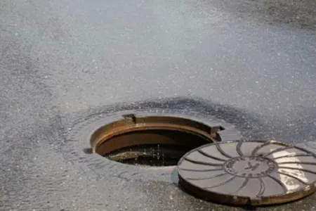 Lyuka düşən kişinin real görüntüləri: Hadisə belə olub - Video