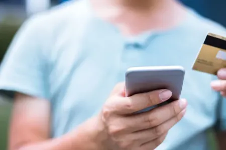 Kartdan karta köçürmə zamanı komissiya TUTULACAQ