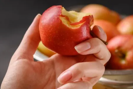 Gündə bir alma yemək bu xəstəliklərdən qoruyur