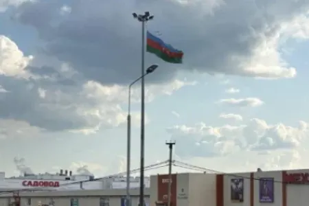 Moskvada azərbaycanlılar Rusiya bayrağını endirib, Azərbaycan bayrağı qaldırıblar - FOTO