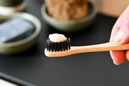 Dişlərinizi nə vaxt fırçalamaq lazımdır: səhər yeməyindən əvvəl yoxsa sonra?