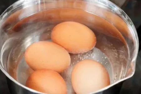 Yumurtanı qaynadıb suyunu tökməyin - – Bilmədiyiniz faydaları
