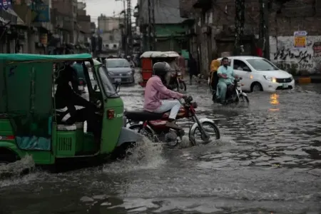 Pakistanda daşqınlar 64 nəfərin həyatına son qoydu