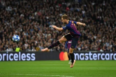 Məşhur futbolçu karyerasını bitirdi