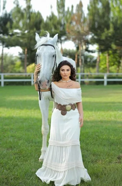 Şəbnəm bu dəfə atla fotosessiya etdirdi - FOTO