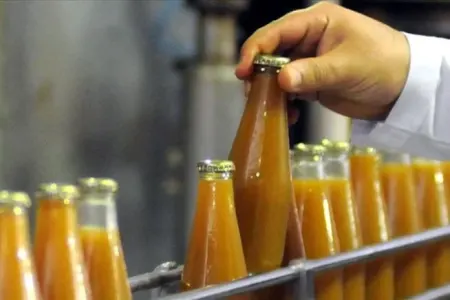 Bu meyvə şirəsində kimyəvi maddə aşkar edildi - Hamısı yığılır, içməyin