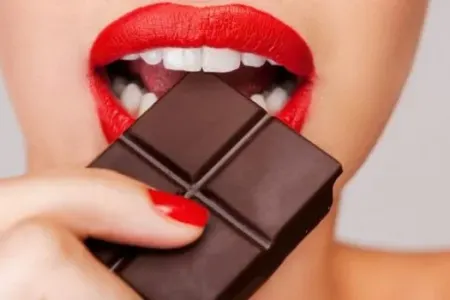 Qadınların nəzərinə: Bu saatlarda şokolad yemək arıqladır