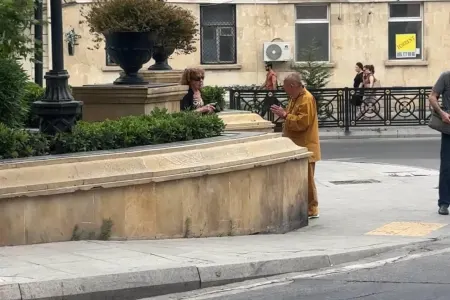 Bakıda küçələrdə "kahinlər" peyda olub - İnsanları terapiya edirlər - VİDEO