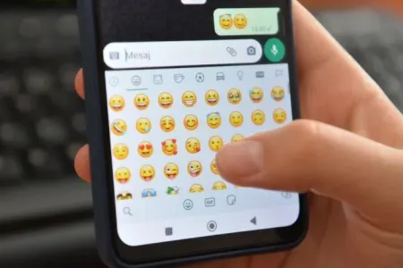 Emojilərin yazışmalarda təsiri