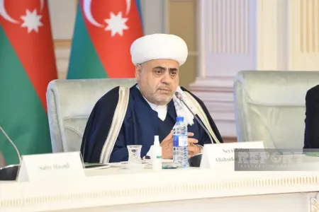 Allahşükür Paşazadə Aşura günü ilə bağlı keçirilən qanvermə aksiyasında iştirak edir