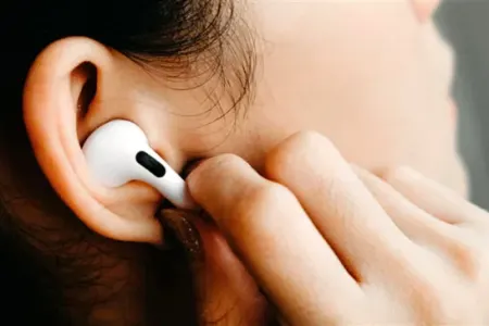 Yayda qulaqlıqlarla musiqi dinləmək təhlükəli ola bilər - Necə qorunmalı?