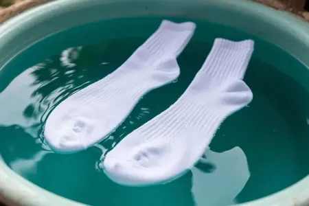 Suya 4 qaşıq atın - hətta - Ən köhnəlmiş corablar belə ağ olacaq