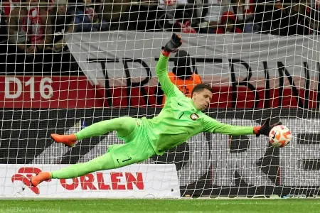 35 yaşlı qapıçı daha iki il "Barselona"da