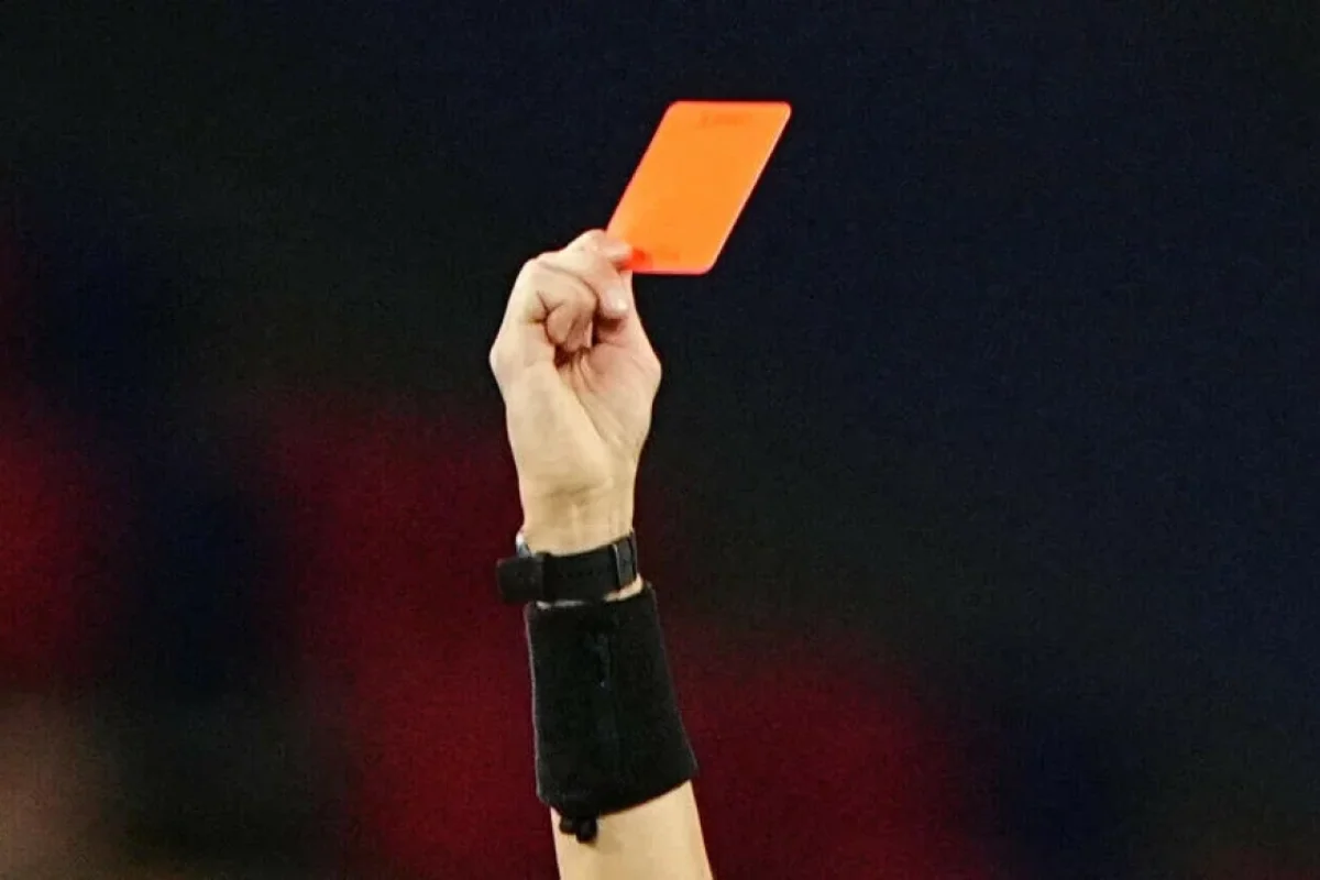 Oyun zamanı dava düşdü - 8 futbolçu qovuldu