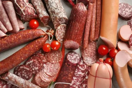 Kolbasa və sosiska sevənlərə XƏBƏRDARLIQ – Bu halda yemək - TƏHLÜKƏLİDİR