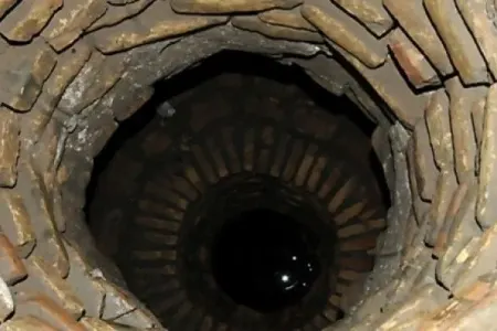 Gecə vaxtı evinin yaxınlığında quyuya düşdü