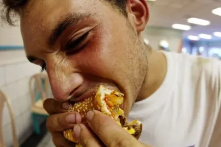 Yeməyi ayaqüstə yeməyin zərərləri