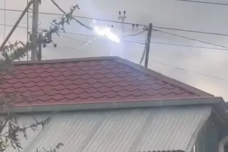 Elektrik xətləri partlayır - Bu qəsəbədə insanların həyatı təhlükədədir