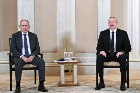 İlham Əliyevlə Paşinyanın görüşü başladı