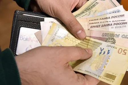 Dolların rəsmi məzənnəsi 78 rubldan aşağı düşdü