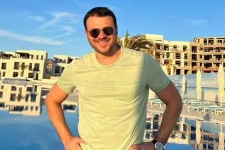 Emin tanınmış xanımı özünə məsləhətçi gətirdi