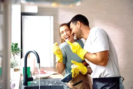 Psixoloq açıqladı: Cütlükləri xoşbəxt edən sadə vərdiş