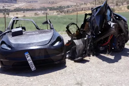 Yeni aldığı “Tesla”nı işıq dirəyinə çırpdı: 2 tibb işçisi maşında yandı - – FOTO - VİDEO