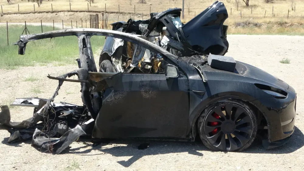 Yeni aldığı “Tesla”nı işıq dirəyinə çırpdı: 2 tibb işçisi maşında yandı - – FOTO - VİDEO