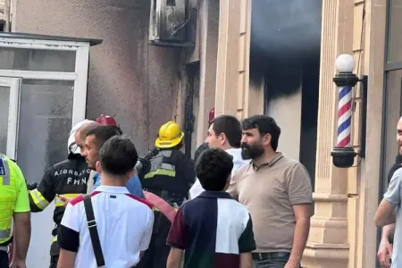 Bakıda çoxmərtəbəli binada yanğın – FOTO