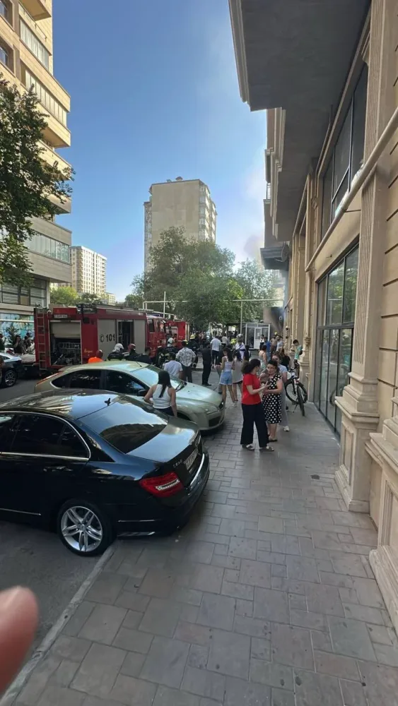 Bakıda çoxmərtəbəli binada yanğın – FOTO