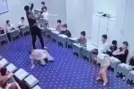 "Quran" dərsində molla şagirdləri çubuqla döydü - Dəhşətli görüntülər - VİDEO