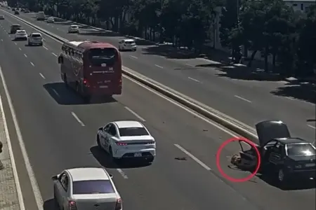 Avtobus nasaz avtomobilin sürücüsünü vurdu: Bakıda dəhşətli qəzanın ANBAAN VİDEOSU