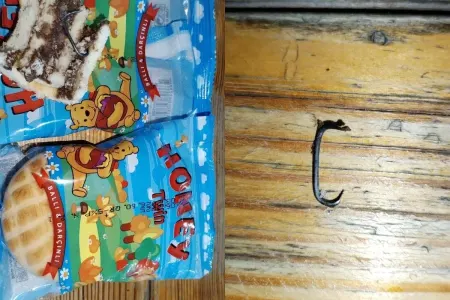 Uşaqlar üçün satılan məhsulun içindən dəmir parçası çıxdı - FOTO