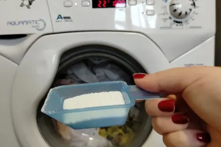 Sadəcə bir qaşıq tökün: - Paltarlarınız təzə kimi olacaq