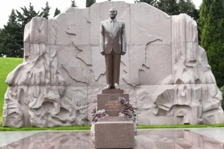 Berdiməhəmmədov Heydər Əliyevin məzarını ziyarət etdi