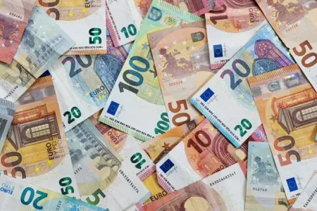 Avro bu səbəblərə görə bahalaşa bilər: İqtisadçıdan PROQNOZ