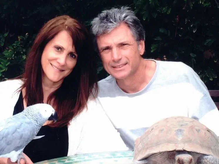 Məşhur teleaparıcı və əri evlərində - GÜLLƏLƏNDİ