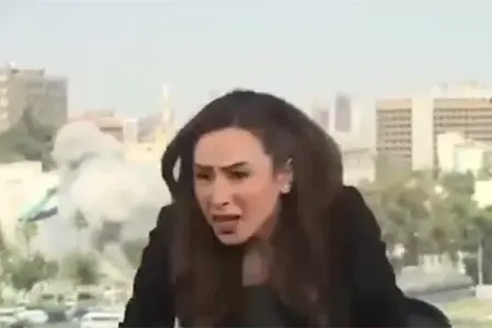 Canlı yayımda olarkən şəhəri bombalandı - Video