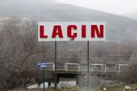 Laçında meşə YANIR