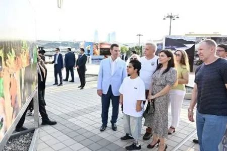 Leyla Əliyeva bulvarda fotosərginin açılışında iştirak etdi - Foto