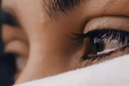 Ağladıqdan sonra göz şişkinliyi necə keçər?