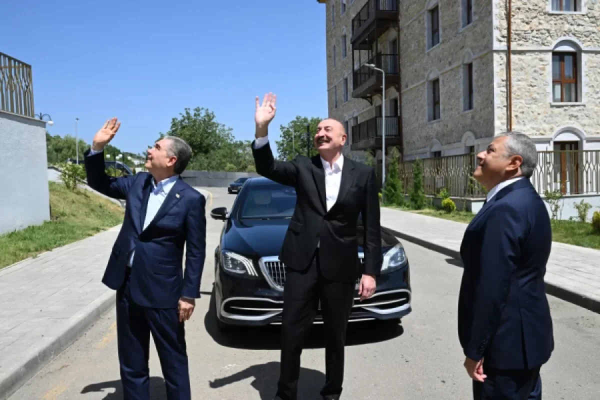 Liderlər Şuşadakı birinci yaşayış kompleksində - FOTOLAR