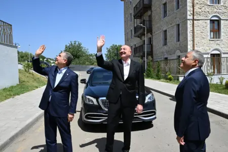 Liderlər Şuşadakı birinci yaşayış kompleksində - FOTOLAR