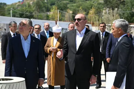 Prezident və Berdiməhəmmədov Yeni Şuşa məscidindəki işlərlə tanış oldular - FOTOLAR
